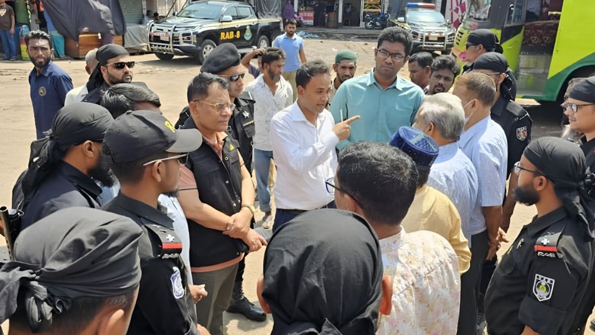 বরিশালে ২১ যাত্রীর বাড়তি ভাড়া ফিরিয়ে দিলেন ম্যাজিস্ট্রেট