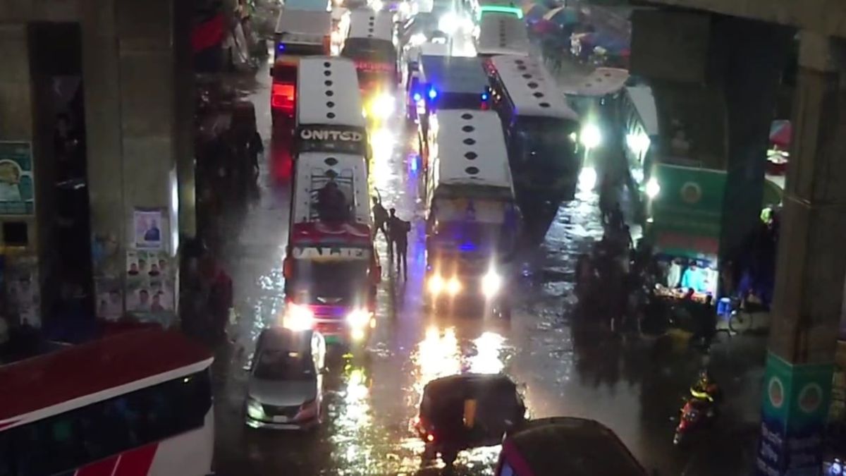 বৃষ্টি থামলেও ঢাকা-টাঙ্গাইল মহাসড়কে কমছে না যানজট