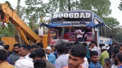 মাদারীপুরে বাস-ট্রাক সংঘর্ষে ১৫ জন আহত