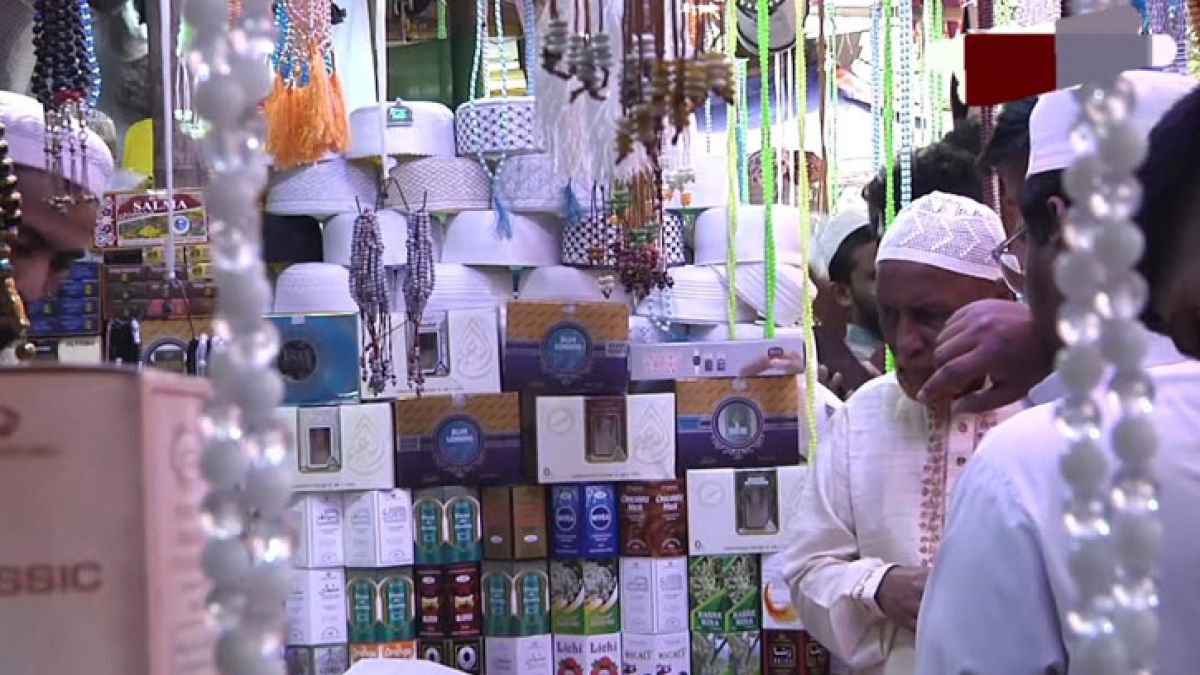 ঈদের কেনাকাটার পূর্ণতায় আতর টুপি জায়নামাজ