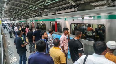 ঈদের ছুটিতে মেট্রো রেলে উপচে পড়া ভিড়
