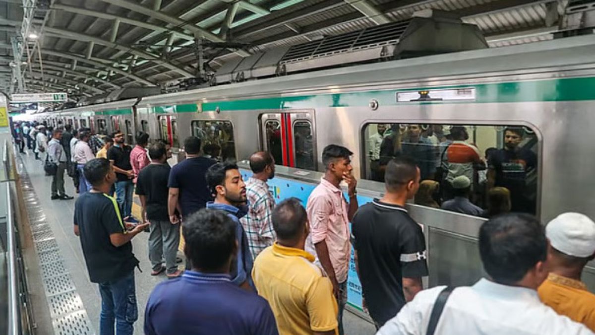 ঈদের ছুটিতে মেট্রো রেলে উপচে পড়া ভিড়