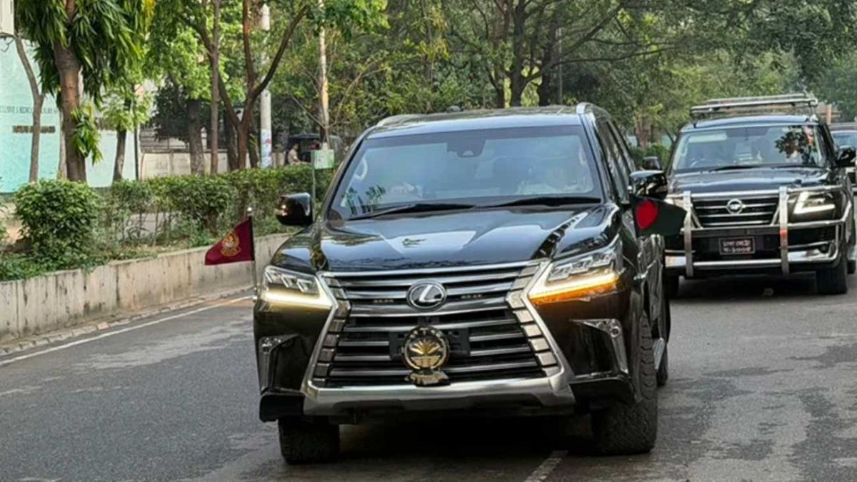 প্রথমবার প্রধানমন্ত্রী তারেক রহমানের গাড়িতে জাতীয় পতাকা