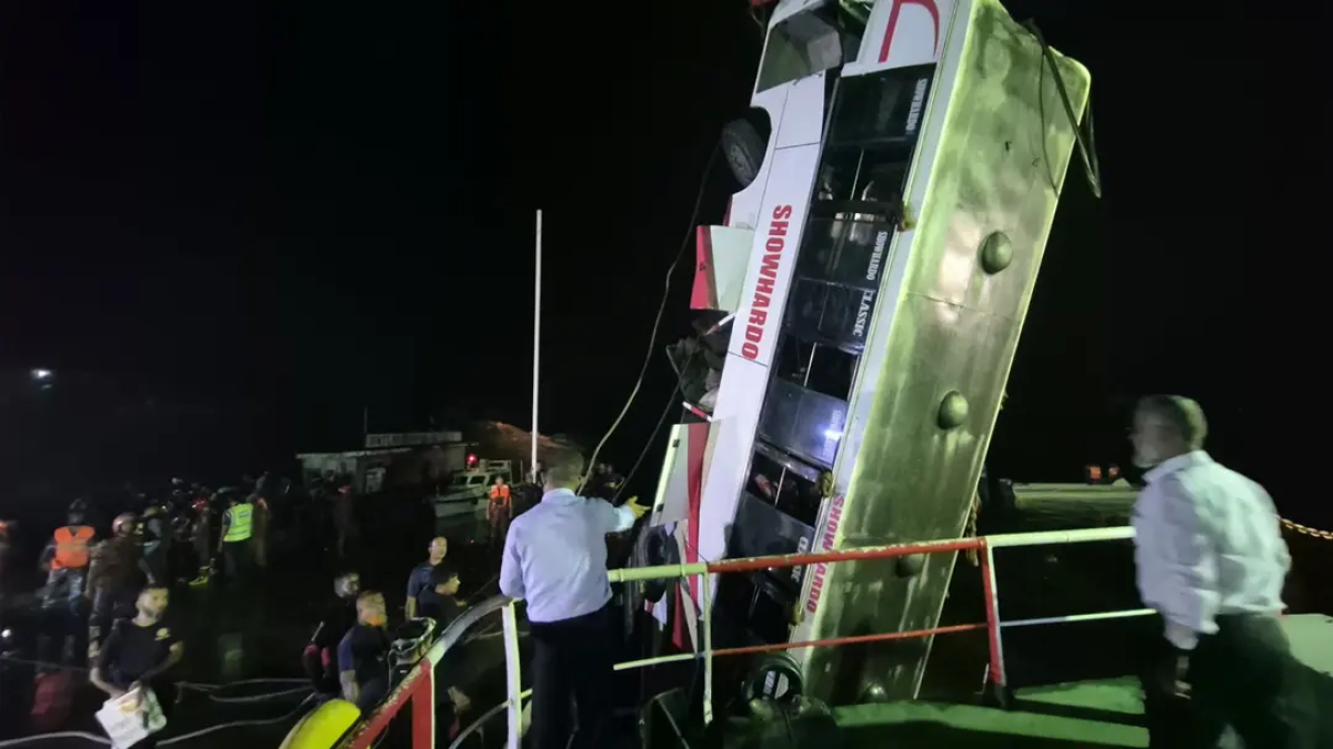 নারী-শিশুসহ ১৪ জনের মরদেহ উদ্ধার