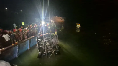 স্বজনদের আহাজারিতে ভারী হয়ে উঠেছে পদ্মার পাড়