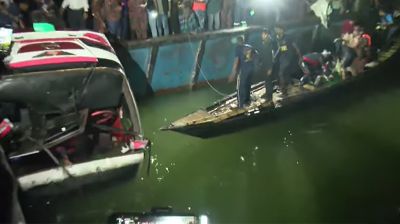 বাস থেকে বের করা হচ্ছে একের পর এক মরদেহ
