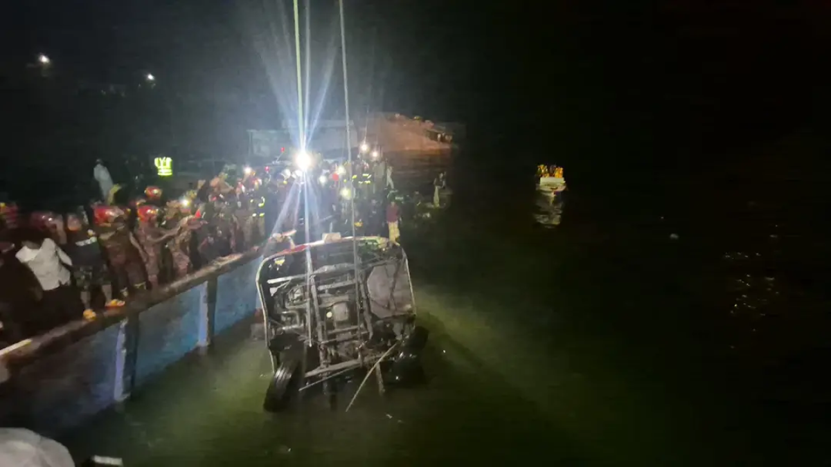 স্বজনদের আহাজারিতে ভারী হয়ে উঠেছে পদ্মার পাড়