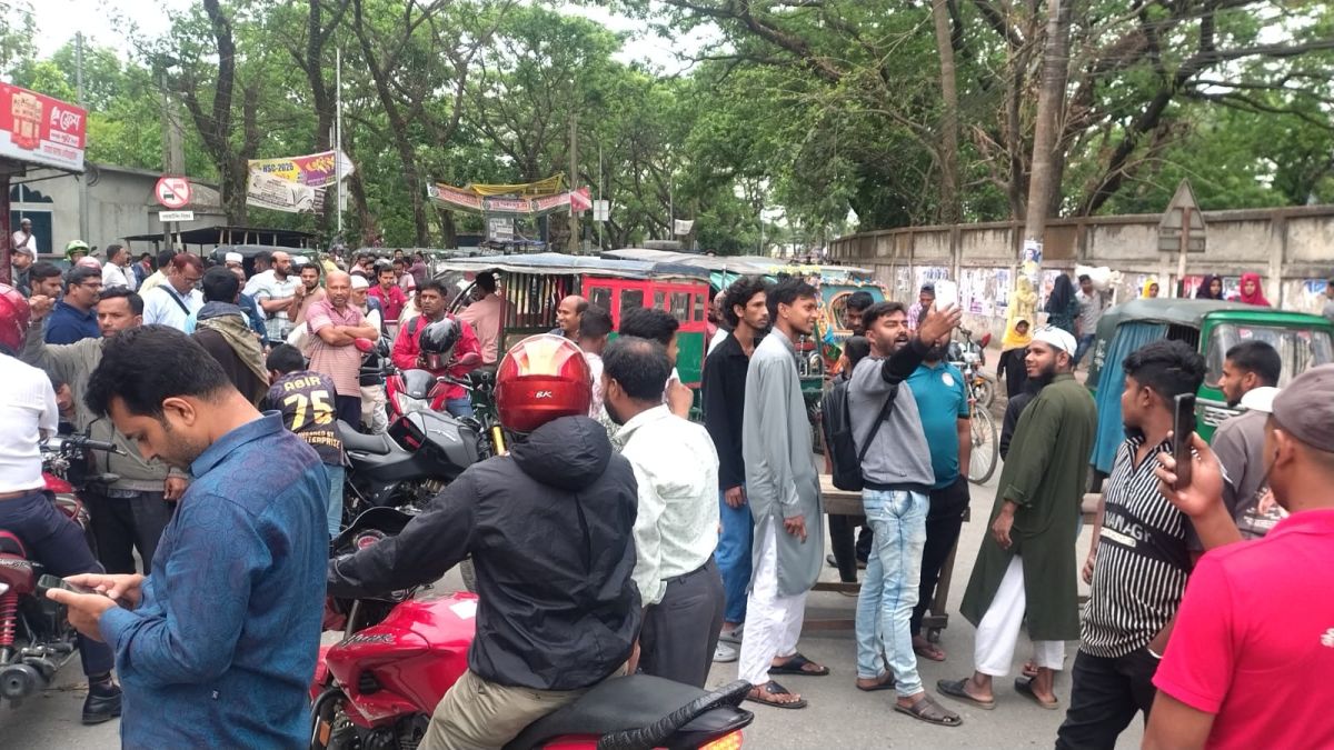 জামালপুরে তেল না পেয়ে সড়ক অবরোধ, জরিমানা করে মজুদ তেল বিক্রির ব্যবস্থা প্রশাসনের