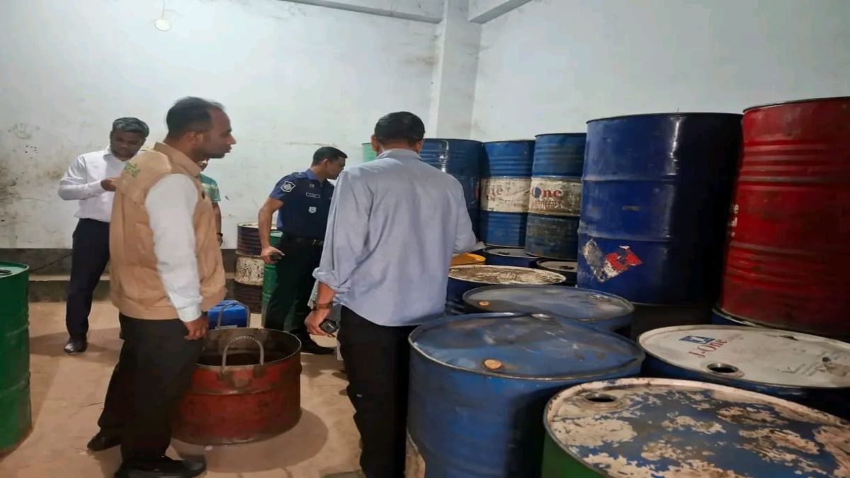 জামালপুরে তেল মজুদ রেখে বিক্রি না করায় ৫০ হাজার টাকা জরিমানা