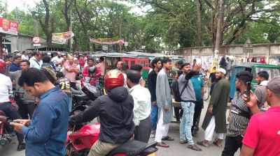 জামালপুরে তেল না পেয়ে সড়ক অবরোধ, জরিমানা করে মজুদ তেল বিক্রির ব্যবস্থা প্রশাসনের