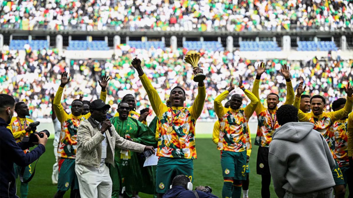 শিরোপা কেড়ে নেওয়ার পরও ট্রফি নিয়ে উদযাপন সেনেগালের