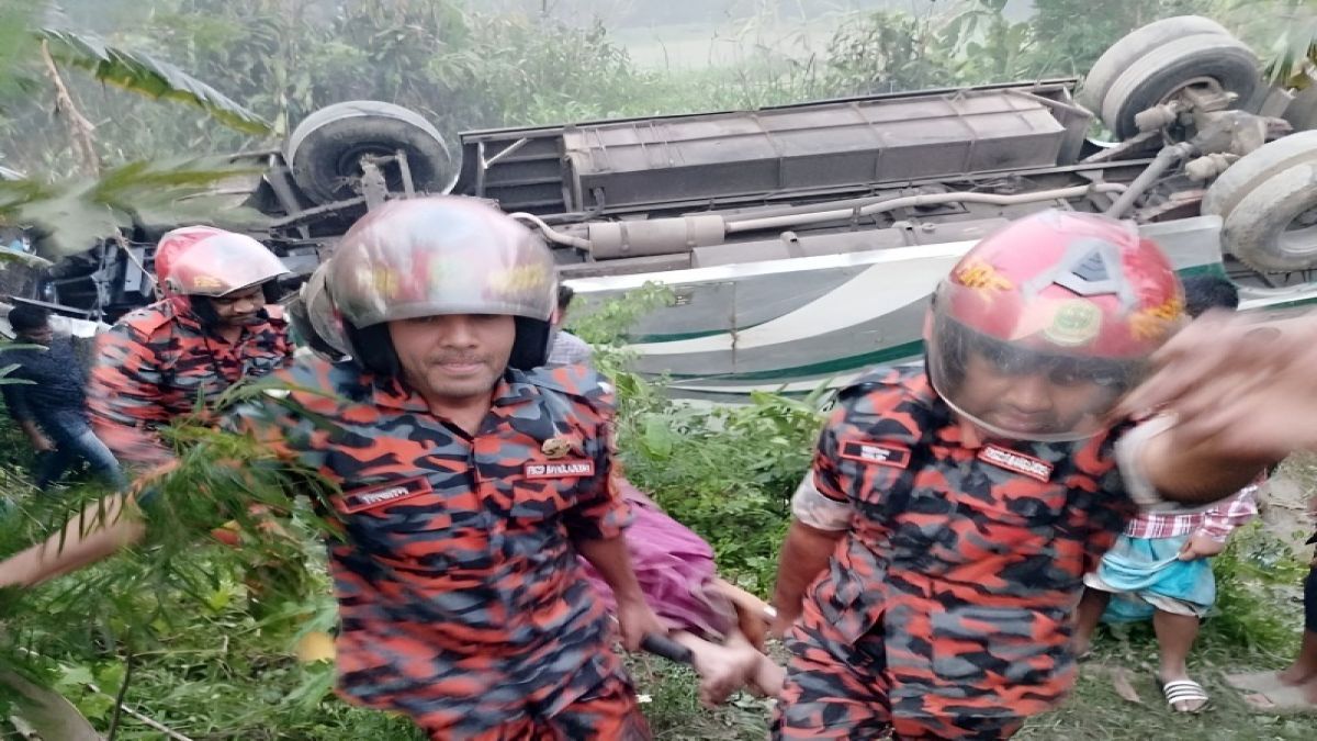 বরিশালে বাস উল্টে খাদে, নারী নিহত