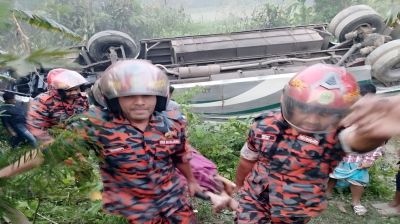 বরিশালে বাস উল্টে খাদে, নারী নিহত