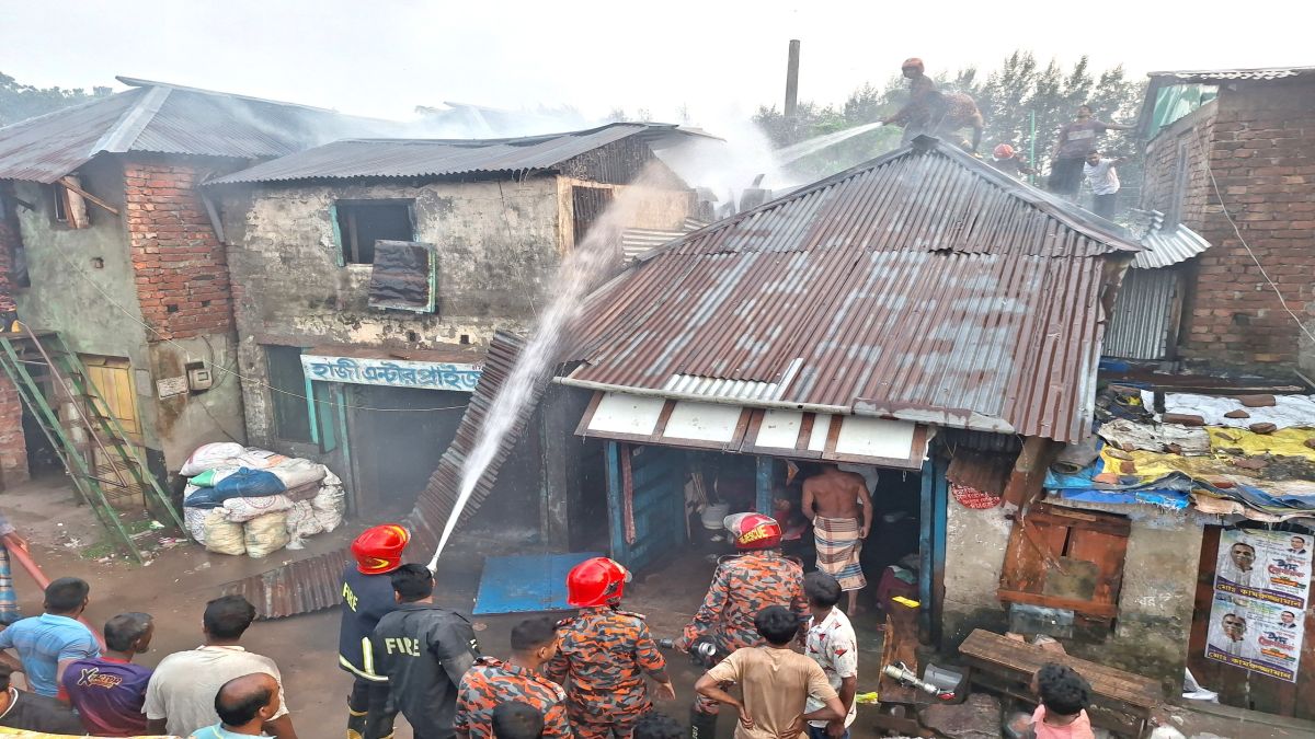বরিশালে বস্তিতে ভয়াবহ আগুন, বসতঘর ভস্মীভূত