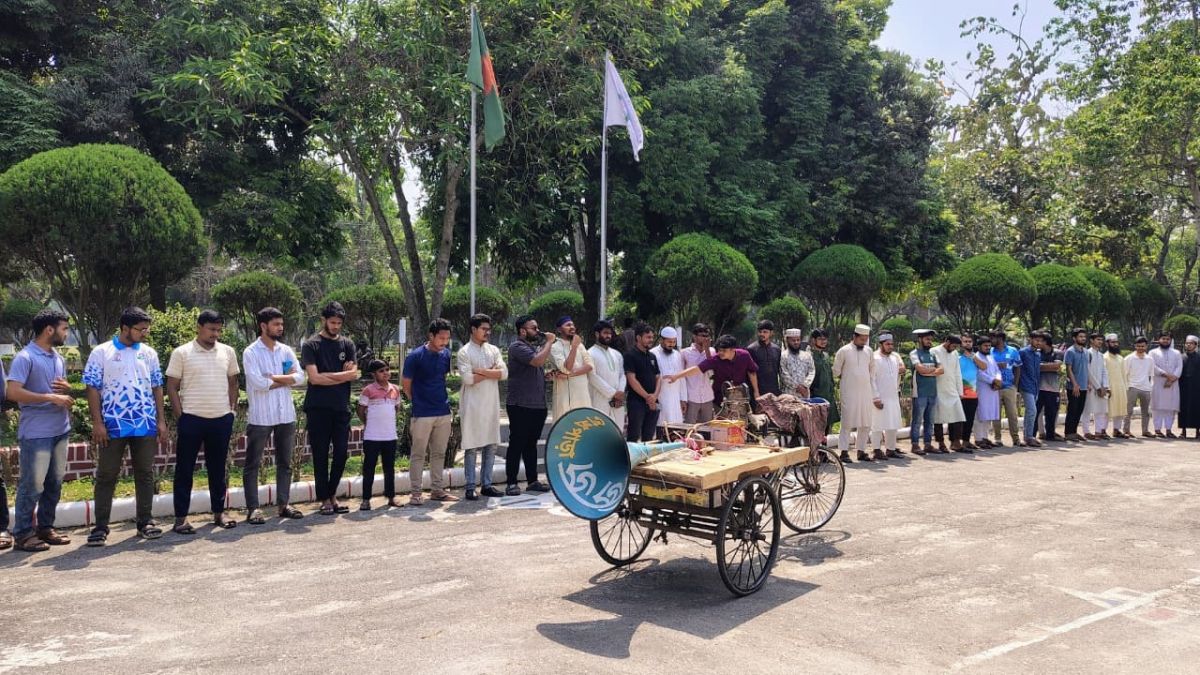 গণভোট অধ্যাদেশ বহাল ও সংবিধান সংস্কার পরিষদ গঠনের দাবিতে ইবিতে মানববন্ধন