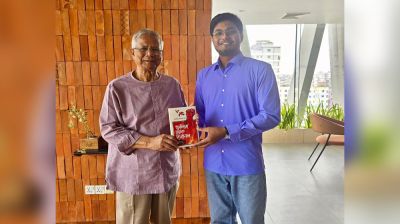 ড. ইউনূসকে নিজের লেখা বই উপহার দিলেন ছাত্রদল নেতা আবিদ