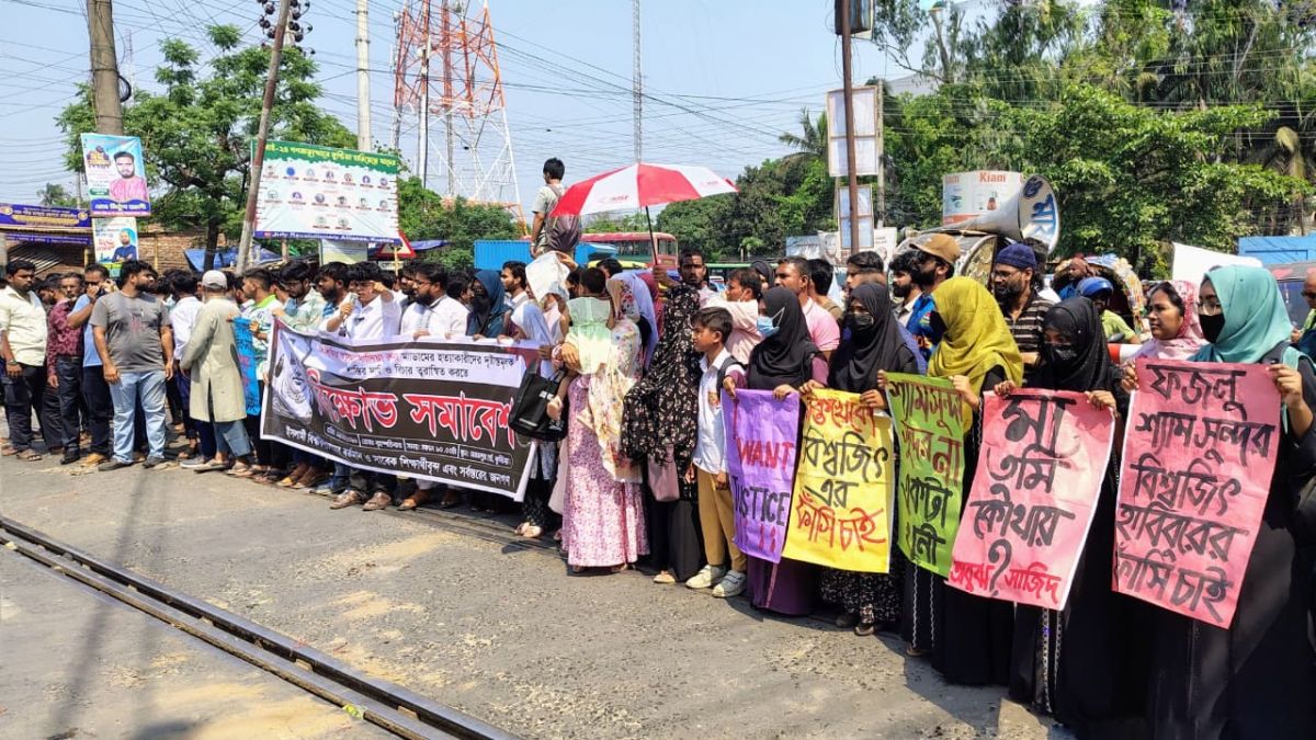 ইবি শিক্ষিকা রুনা হত্যার বিচারের দাবিতে মহাসড়ক অবরোধ করে বিক্ষোভ