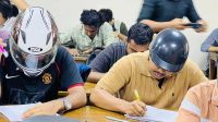 নিরাপত্তা শঙ্কায় হেলমেট পরে পরীক্ষার হলে জবি শিক্ষার্থীরা