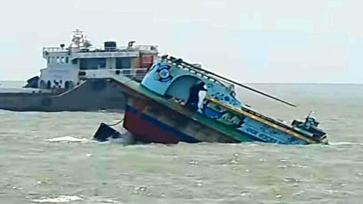 বরিশালে লঞ্চের ধাক্কায় বালুবাহী বাল্কহেড ডুবি