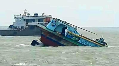 বরিশালে লঞ্চের ধাক্কায় বালুবাহী বাল্কহেড ডুবি