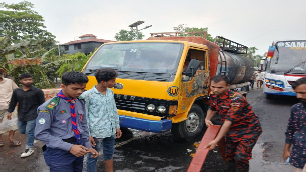 বরিশালে পেট্রোল পাম্পে ভয়াবহ অগ্নিকাণ্ড; লড়ি-মাহেন্দ্রা ও ৩টি মটরসাইকেল ভস্মীভূত