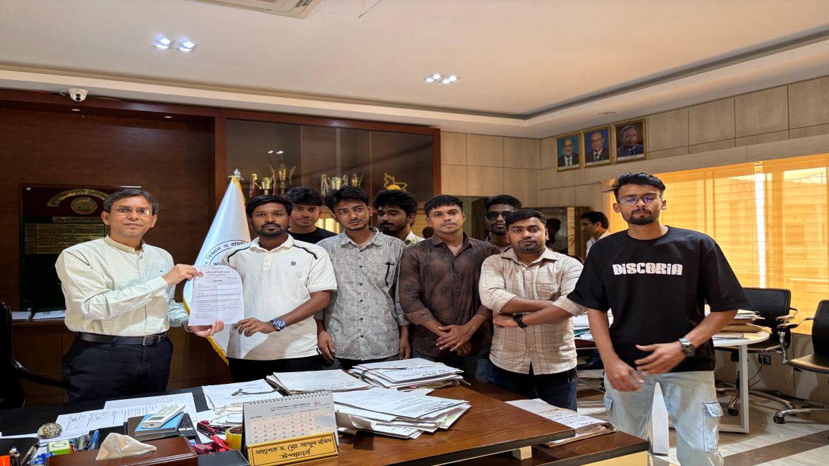 যবিপ্রবিতে সড়ক নির্মাণে অনিয়মের অভিযোগে উপাচার্য বরাবর স্মারকলিপি