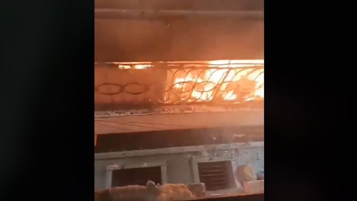 এলিফ্যান্ট রোডে আবাসিক ভবনে আগুন