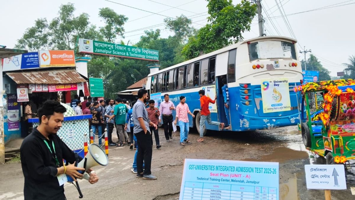 জাবিপ্রবিতে উৎসবমুখর পরিবেশে গুচ্ছ এ ইউনিটের পরীক্ষা অনুষ্ঠিত