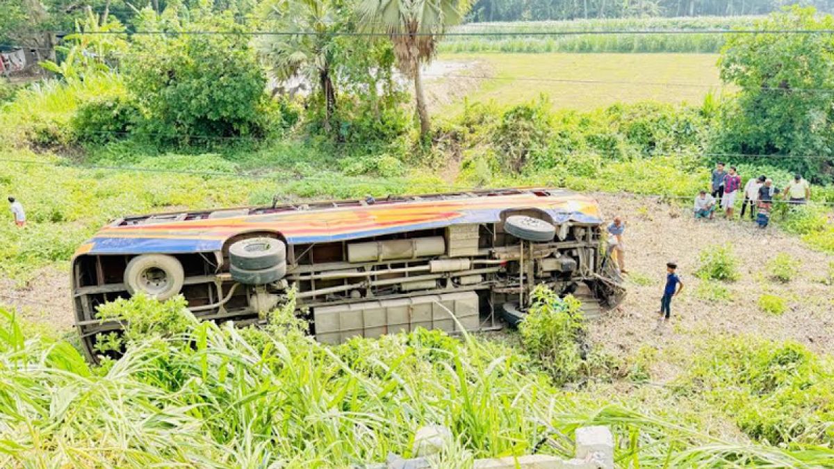 বাস-পিকআপ সংঘর্ষে বাস উল্টে খাদে, নিহত ২