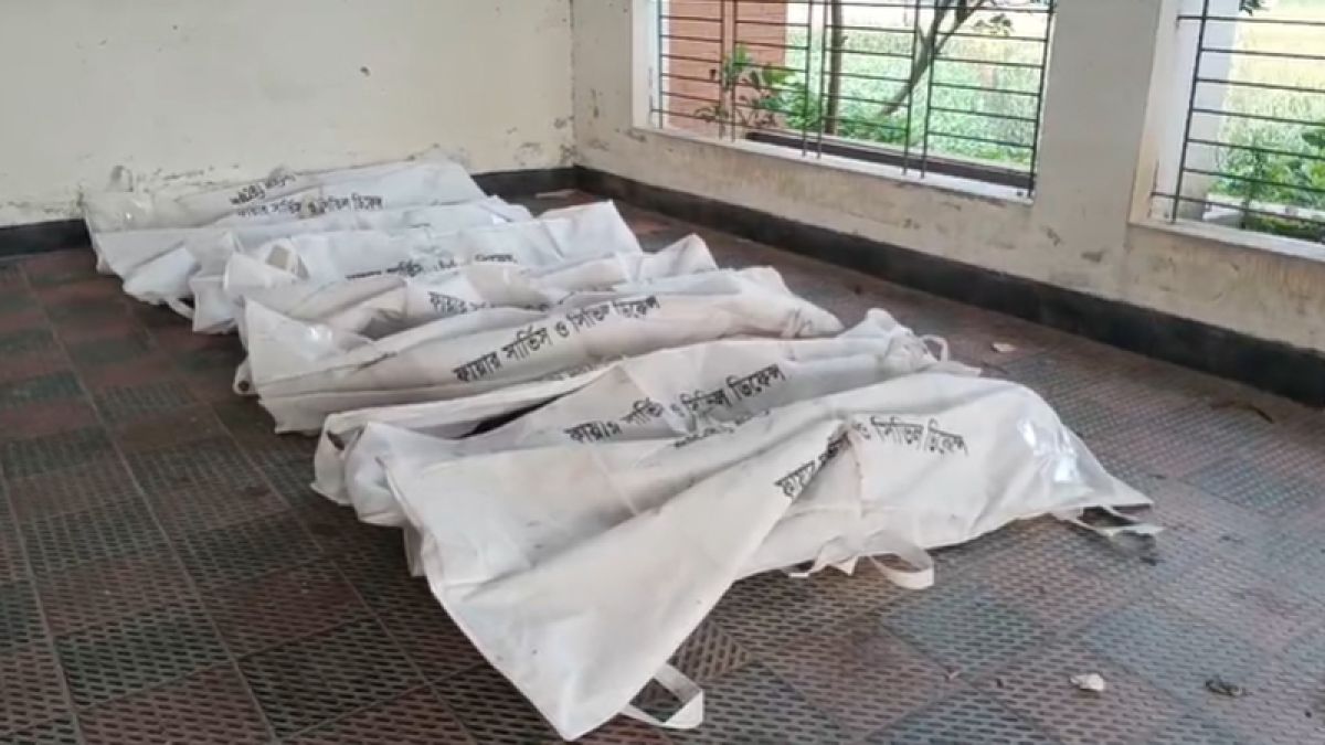 কুমিল্লায় চালবোঝাই ট্রাক নিয়ন্ত্রণ হারিয়ে খাদে, নিহত ৭