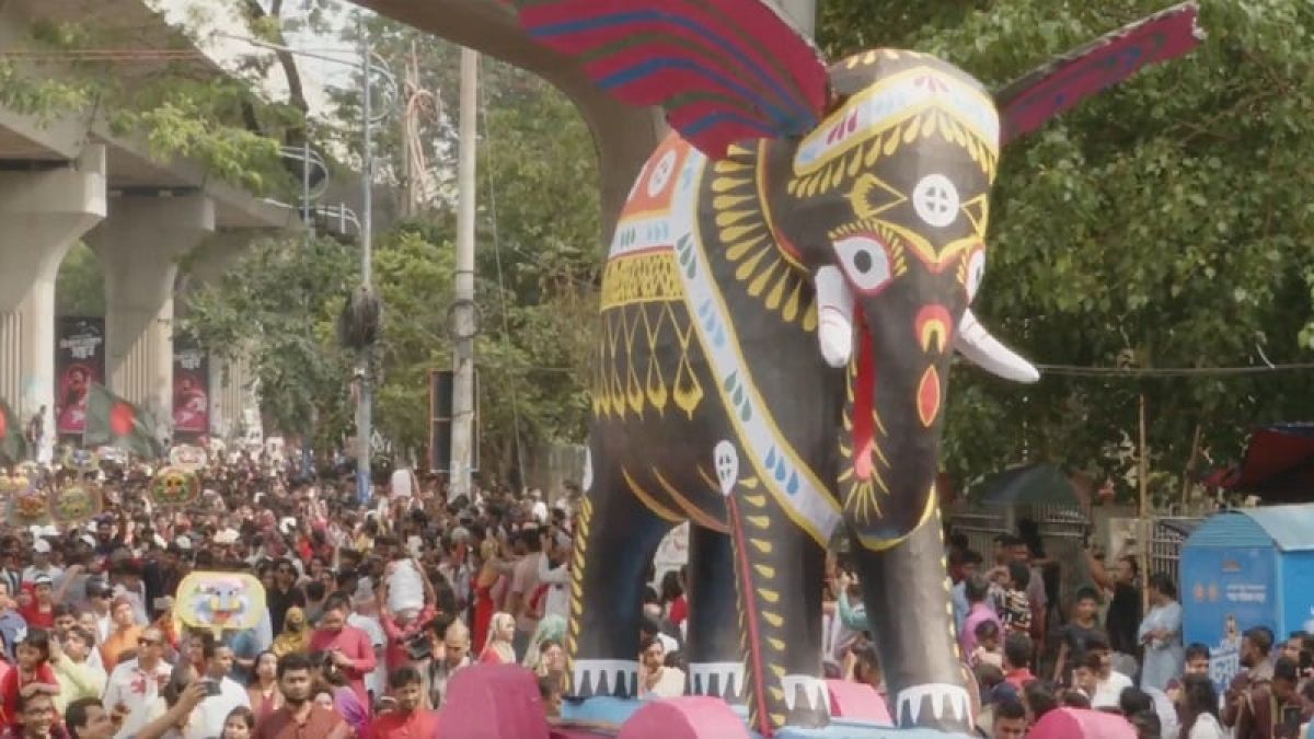 নববর্ষকে স্বাগত জানিয়ে ঢাবিতে ‘বৈশাখী শোভাযাত্রা’