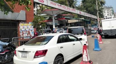 ছুটির দিনেও পাম্পগুলোতে দীর্ঘ লাইন, ৫-৬ ঘণ্টা অপেক্ষার পর মিলছে তেল