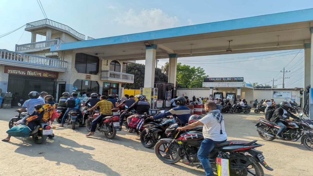 সৈয়দপুরে তেলের জন্য দীর্ঘ সারি: ২০ কিমি দূর থেকেও ভিড় মোটরসাইকেল চালকদের