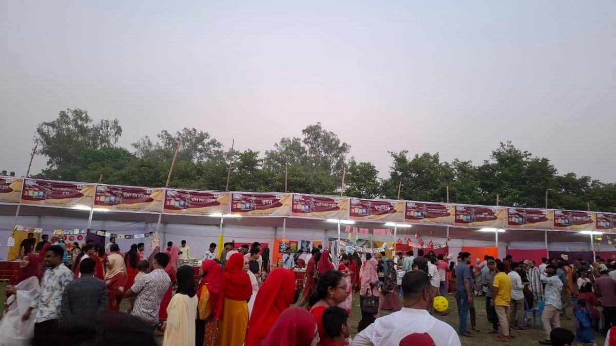 তৃতীয় দিনে শহীদ আবু সাঈদ বইমেলায় উপচে পড়া ভিড়