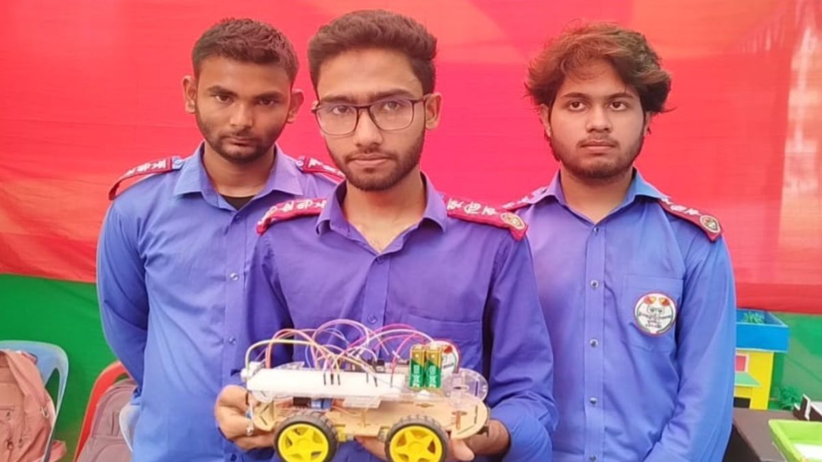 ইউটিউব দেখে নিজ উদ্যোগে “এআই স্মার্ট কার” তৈরি করেছেন কুড়িগ্রামের রোয়ানুর