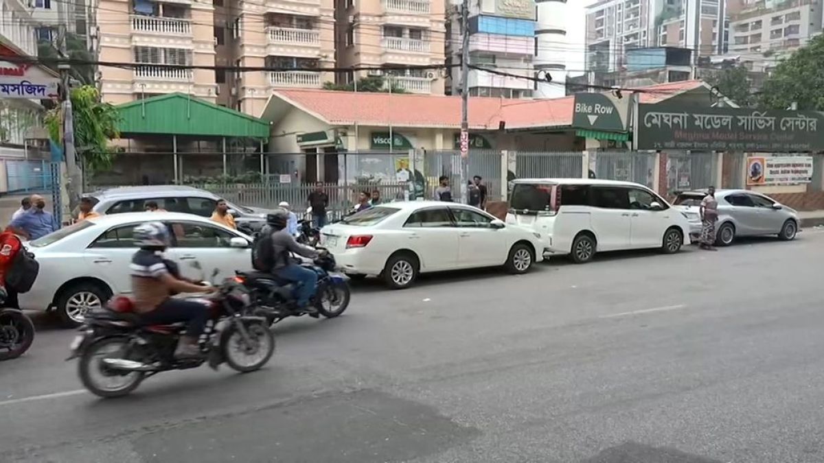 জ্বালানি তেল নিতে যানবাহনের দীর্ঘ সারি, অপেক্ষার যেন শেষ নেই