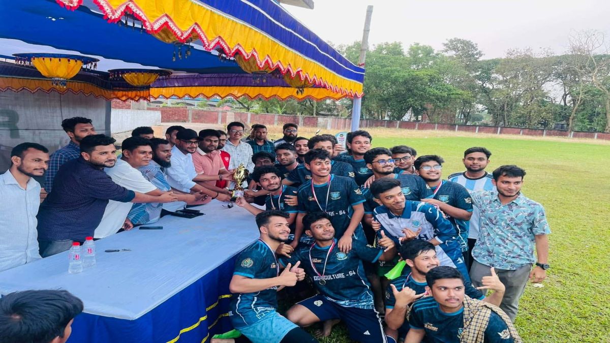 ফুটবল টুর্নামেন্টে ভেটেরিনারি অনুষদকে হারিয়ে বাকৃবির কৃষি অনুষদের শিরোপা অর্জন
