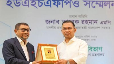 স্বাস্থ্যমন্ত্রীকে প্রধানমন্ত্রী— মন্ত্রী সাহেব প্রশংসা একটু কম কইরেন