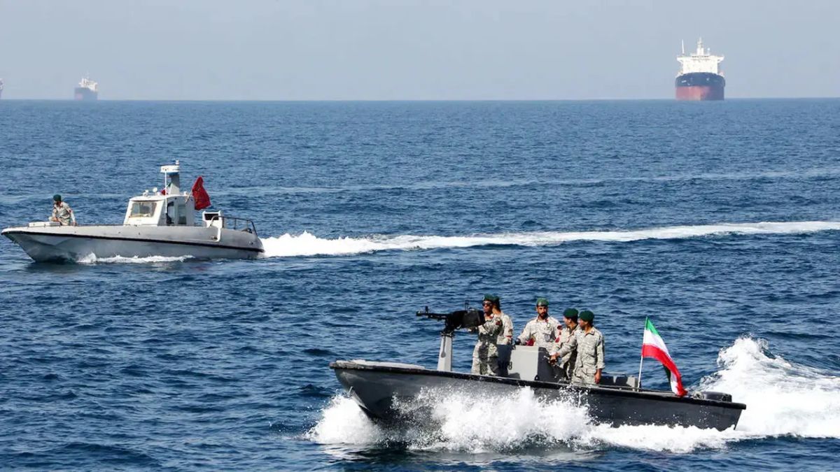 যুক্তরাষ্ট্র অবরোধ না তোলা পর্যন্ত হরমুজ বন্ধ থাকবে