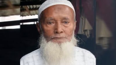 চাঁদপুরে বন্ধুর কবরে লুটিয়ে পড়ে আরেক বন্ধুর মৃত্যু