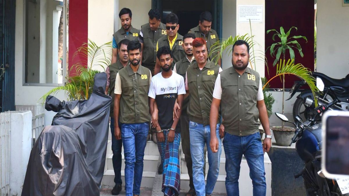 পাবনায় ৩টি বিদেশী রিভলবার গুলিসহ যুবক গ্রেপ্তার