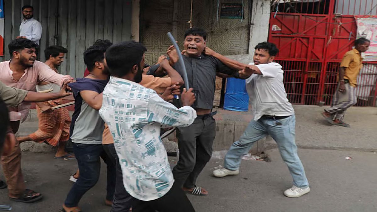 ‘গুপ্ত’ লেখা নিয়ে ছাত্রদল-শিবির সংঘর্ষে আহত ২০