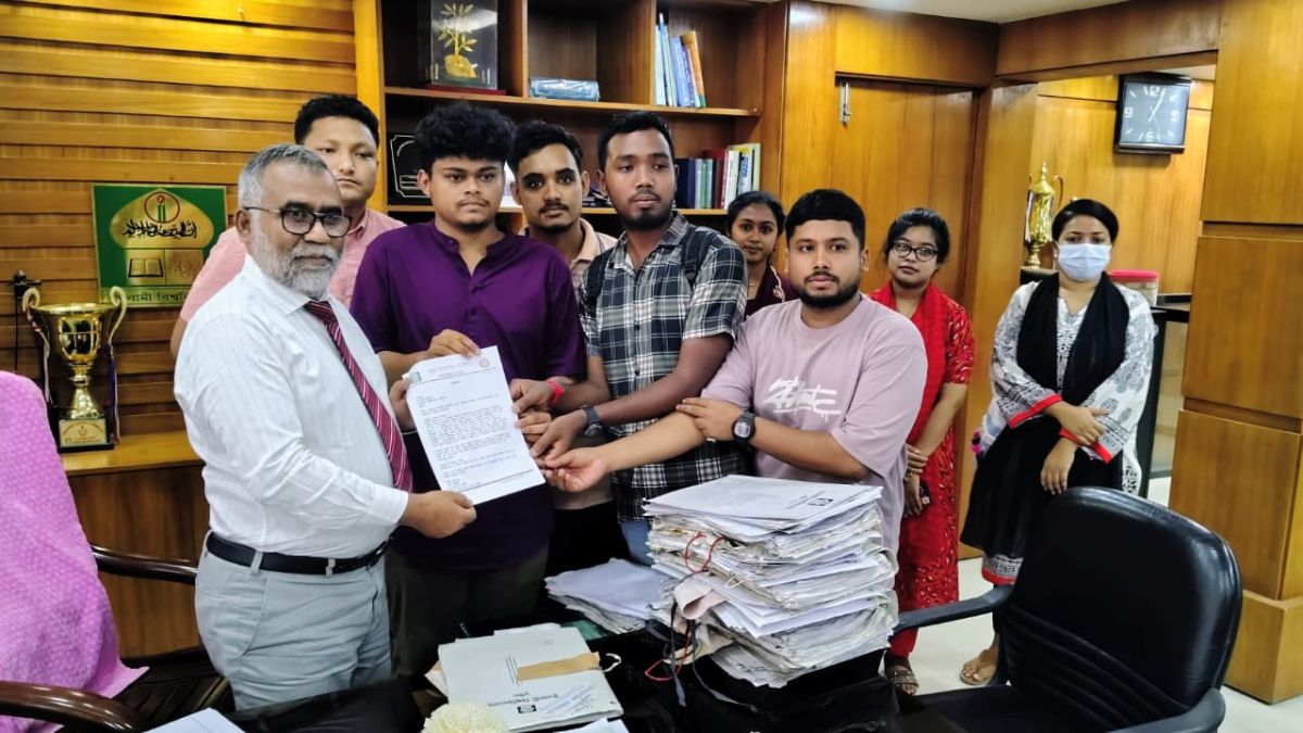 ইবিতে ইসলামিক স্টাডিজ বাধ্যতামূলক করার সিদ্ধান্ত বাতিলের দাবিতে স্মারকলিপি