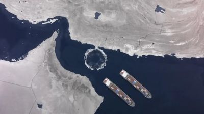 যুক্তরাষ্ট্রের অবরোধ ভেঙে হরমুজ পার হচ্ছে ইরানের পতাকাবাহী জাহাজ