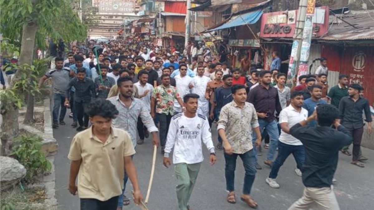 গ্রাফিতিতে ‘ছাত্র’ মুছে ‘গুপ্ত’ লেখার জেরে ছাত্রদল-শিবির সংঘর্ষ