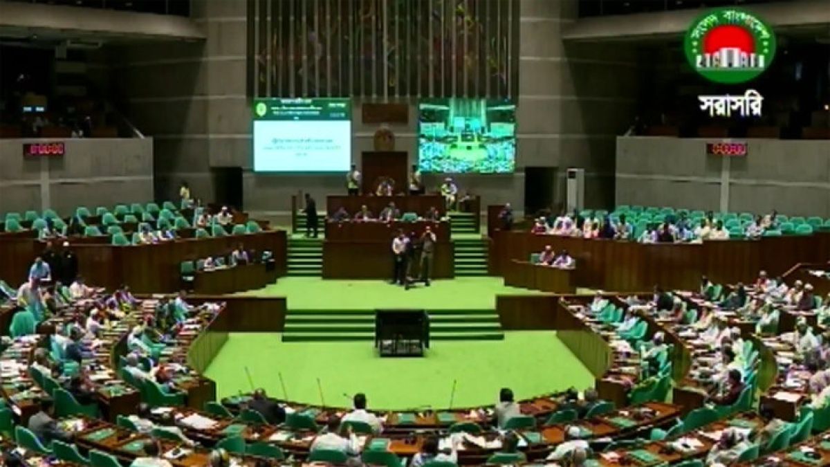 ‘কনটেন্ট ক্রিয়েটর’ পরিচয়ে অনুমতি ছাড়া ভিডিও প্রচার করলে দ্রুত বিচার আইনে ব্যবস্থা