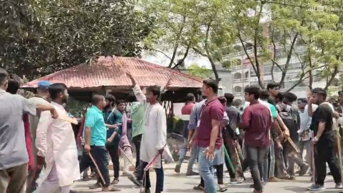 ঈশ্বরদী সরকারী কলেজে ছাত্রশিবির- ছাত্রদল সংঘর্ষ, ভাঙচুর; আহত অন্তত ১০