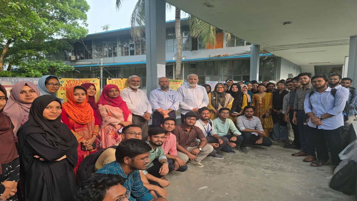 বিশ্ব ভেটেরিনারি দিবস উপলক্ষে বাকৃবিতে পোস্টার প্রেজেন্টেশন অনুষ্ঠিত