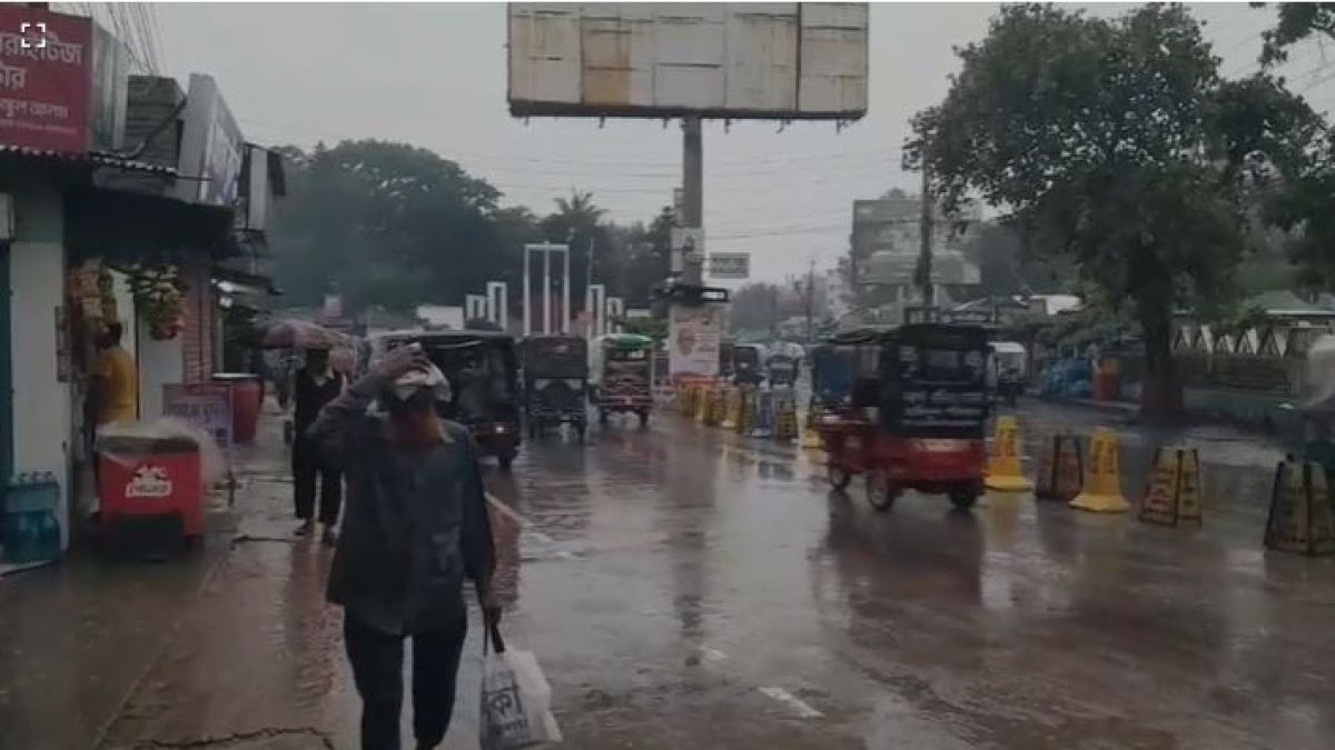 কুড়িগ্রামে গুড়ি গুড়ি বৃষ্টি জনজীবনে ভোগান্তি