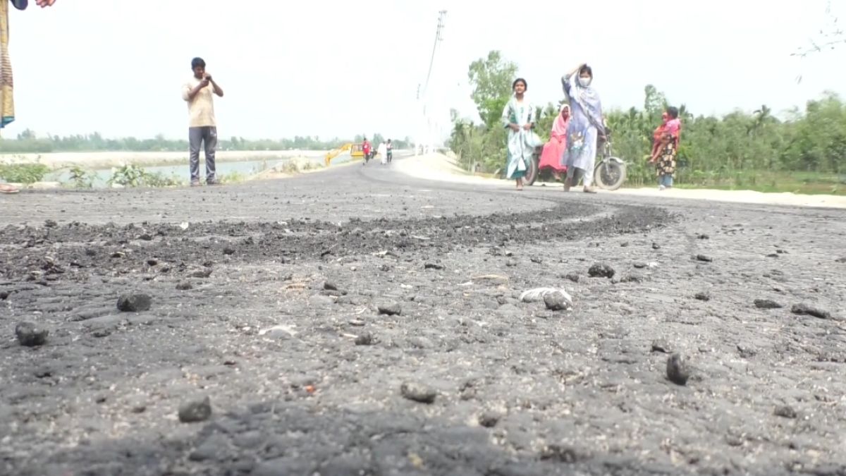 তিস্তা সেচ প্রকল্পের সড়ক সংস্কারে অনিয়মের অভিযোগ, হাতের টানেই উঠে আসছে কার্পেটিং